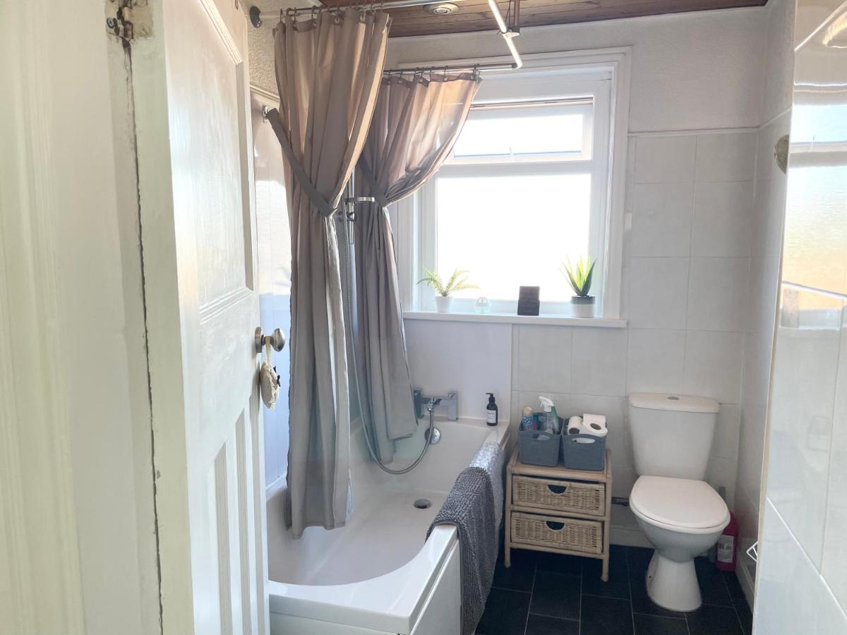 Entire Holiday Home In Blackpool With Free Parking And A Private Patio Garden Luaran gambar