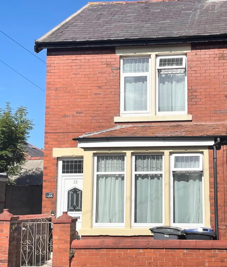 Entire Holiday Home In Blackpool With Free Parking And A Private Patio Garden Luaran gambar