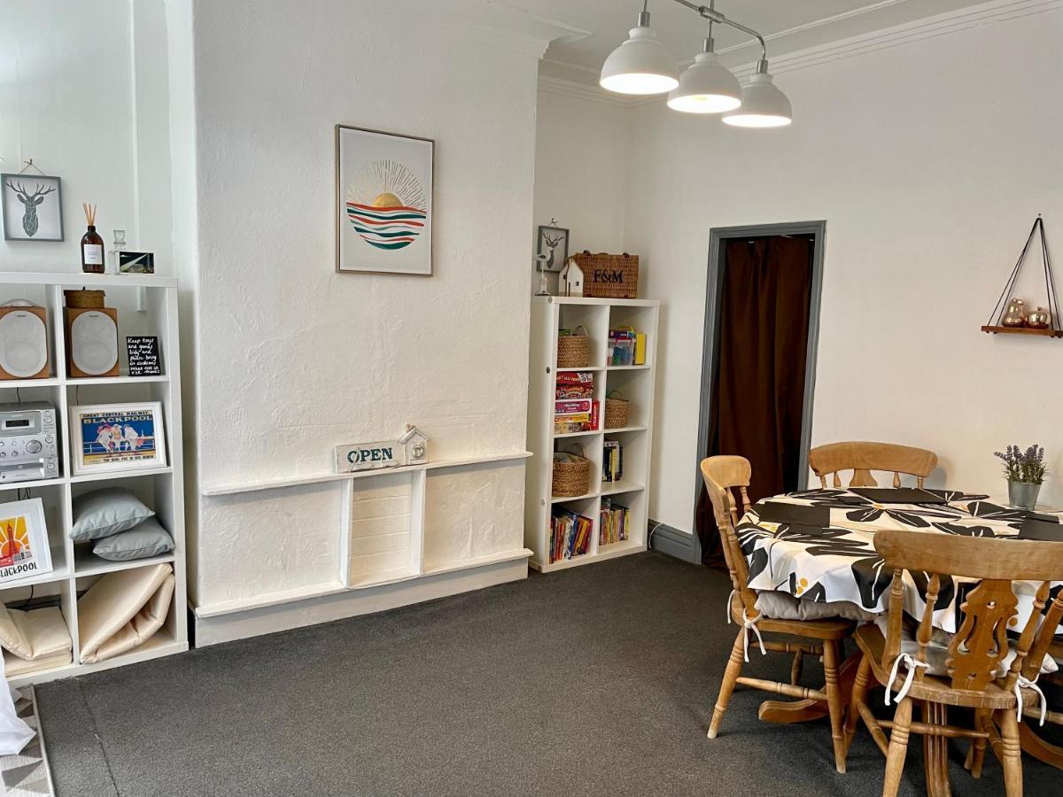 Entire Holiday Home In Blackpool With Free Parking And A Private Patio Garden Luaran gambar